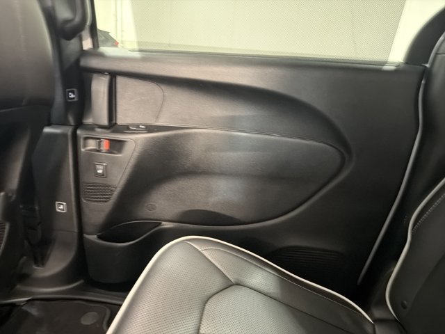 Used 2026 Chrysler Pacifica Limited FWD image 24