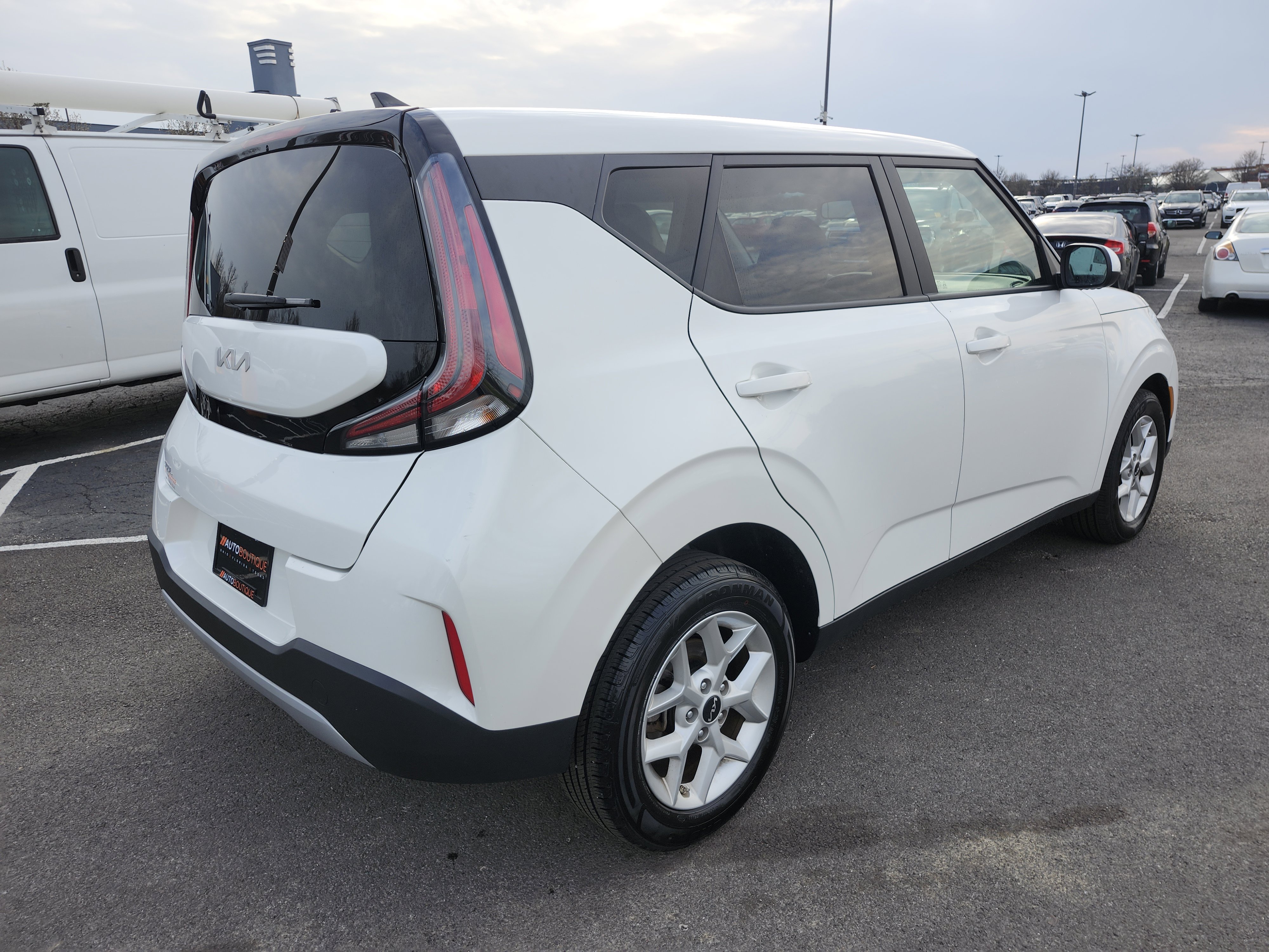 Used 2025 Kia Soul LX w/ LX Technology Package FWD image 15