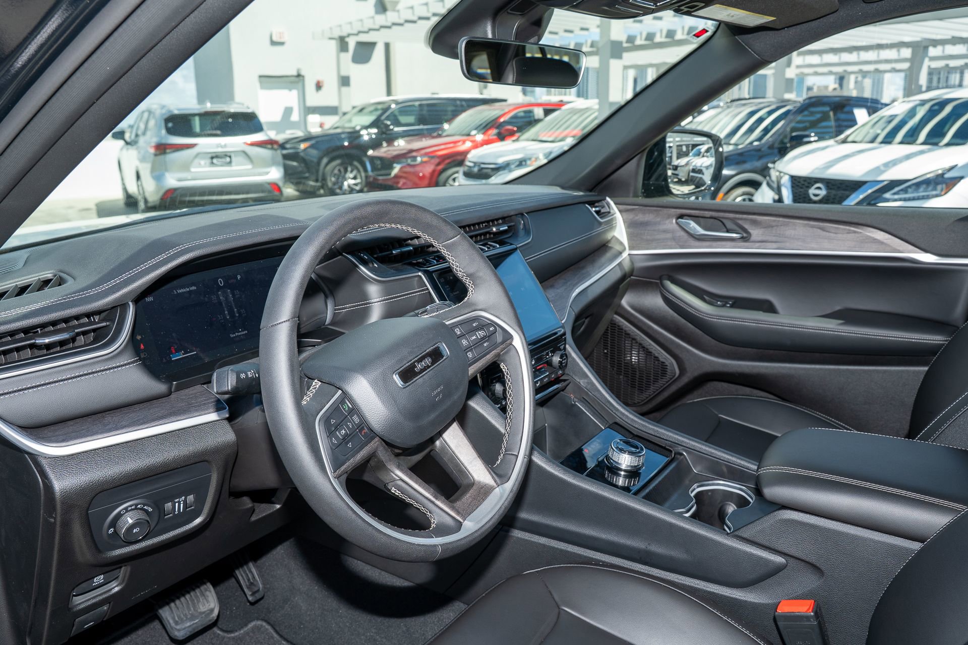 Used 2025 Jeep Grand Cherokee Limited image 16