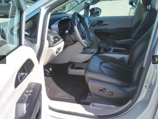 Used 2024 Chrysler Pacifica Touring-L FWD image 5