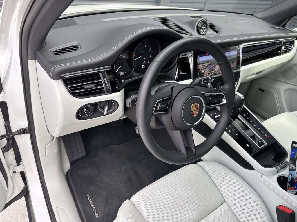 Certified 2025 Porsche Macan image 4