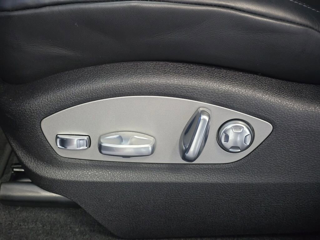 Certified 2025 Porsche Macan image 35