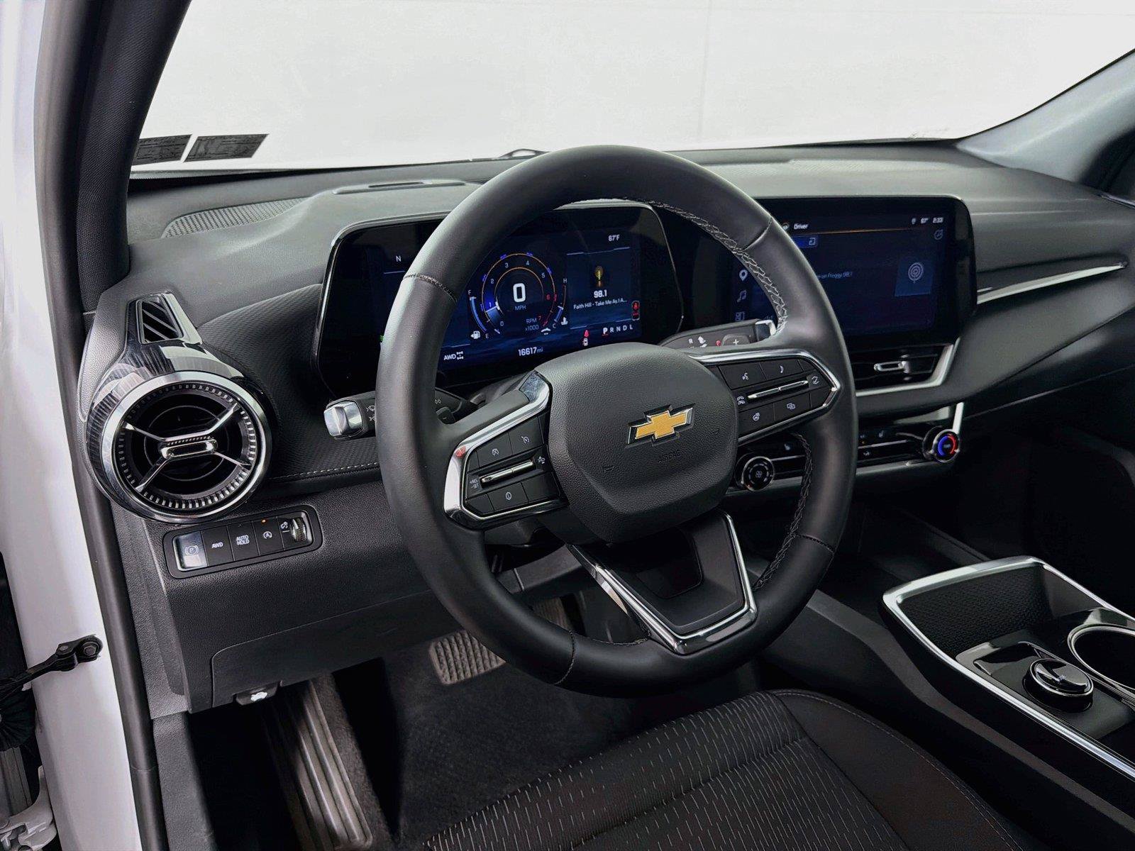 Used 2026 Chevrolet Equinox LT AWD/4WD image 16