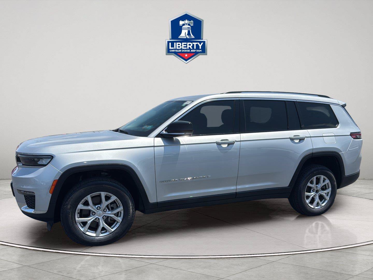 Used 2023 Jeep Grand Cherokee L Limited AWD/4WD image 1