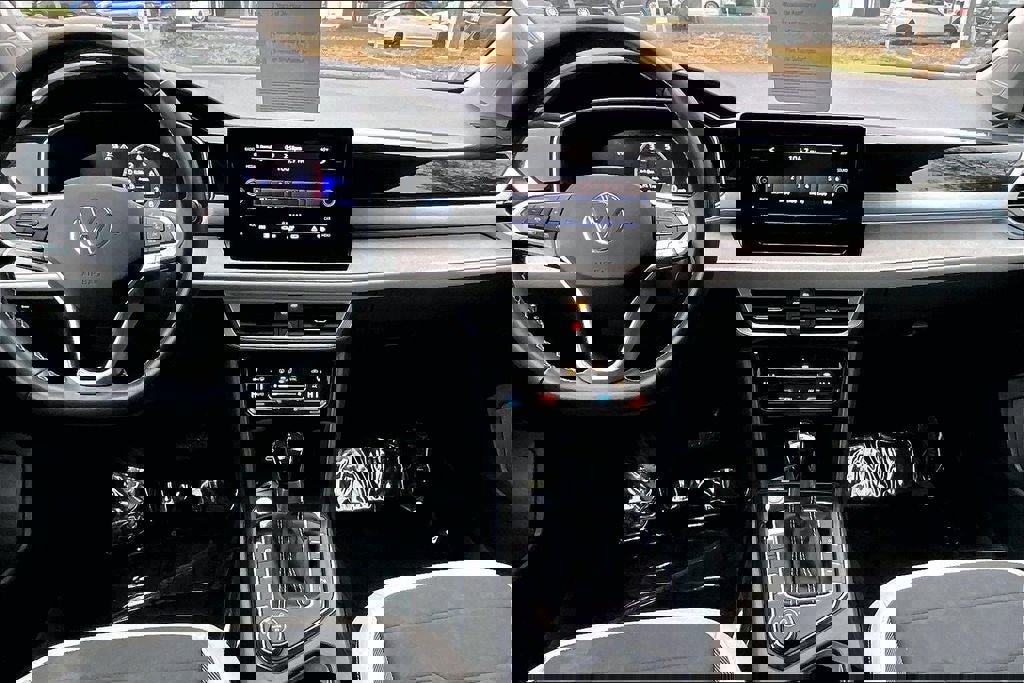 Certified 2025 Volkswagen Taos SE w/ Panoramic Sunroof Package image 15