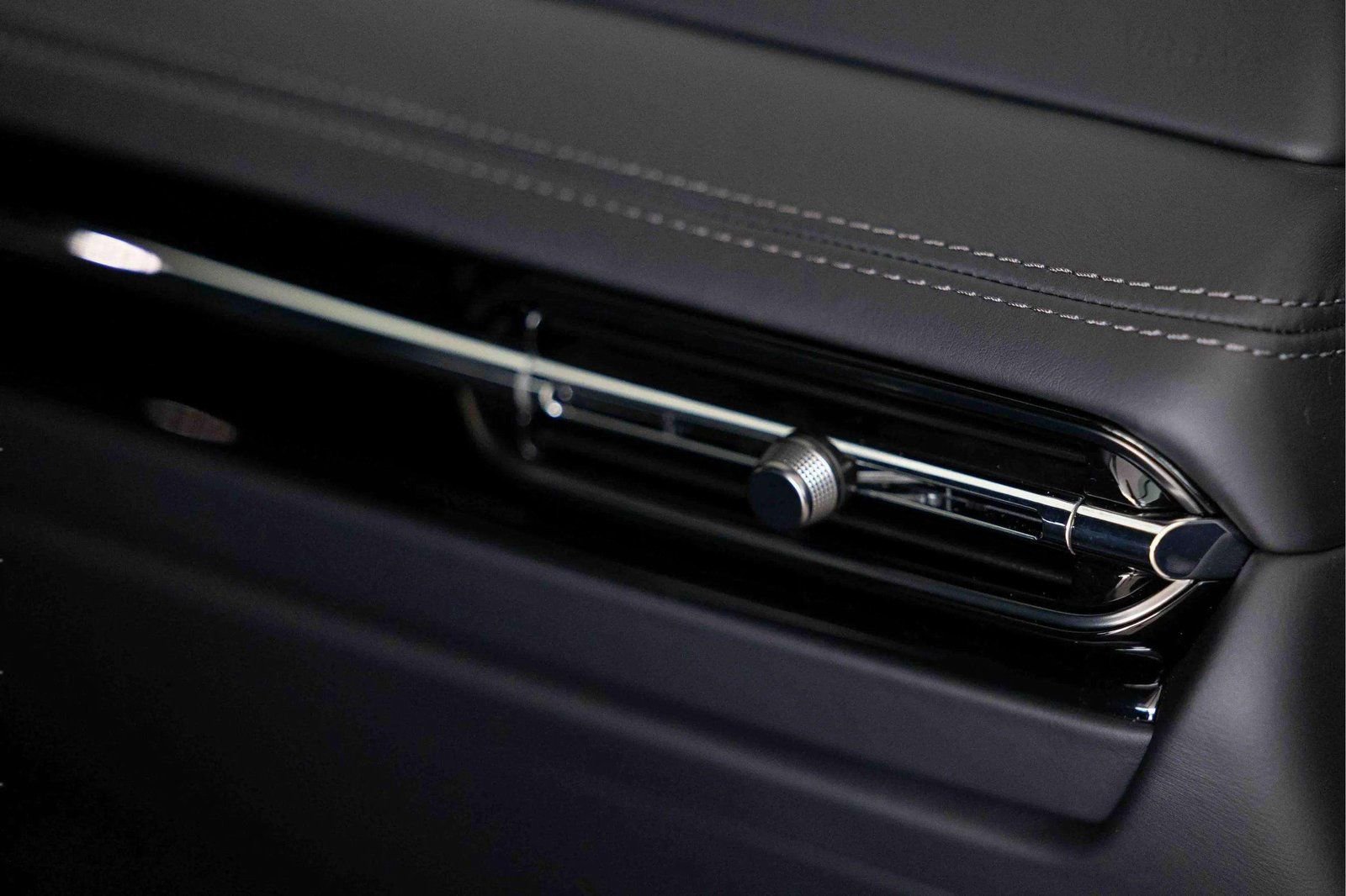 Used 2025 Aston Martin DB12 Coupe RWD image 36