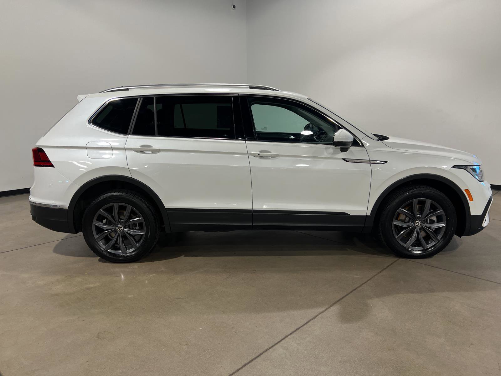 Used 2023 Volkswagen Tiguan SE image 2