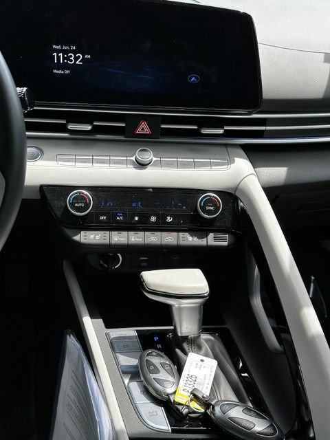 Certified 2025 Hyundai Elantra Limited FWD image 30