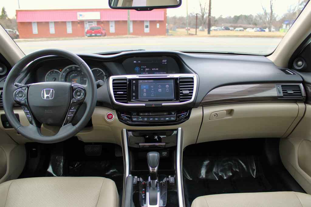 Used 2017 Honda Accord EX-L image 11