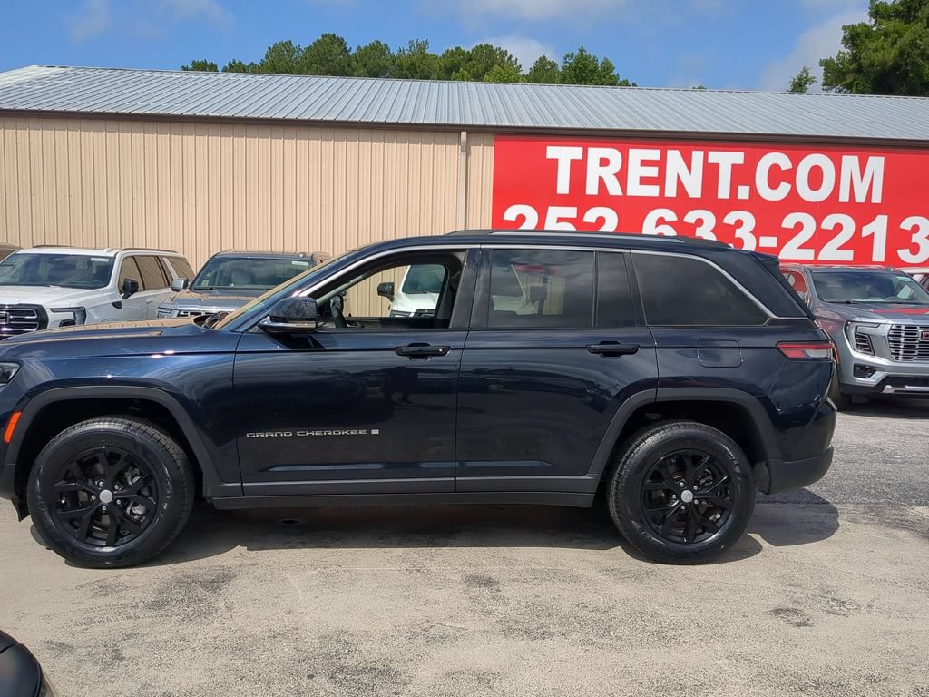 Used 2023 Jeep Grand Cherokee Limited AWD/4WD image 2