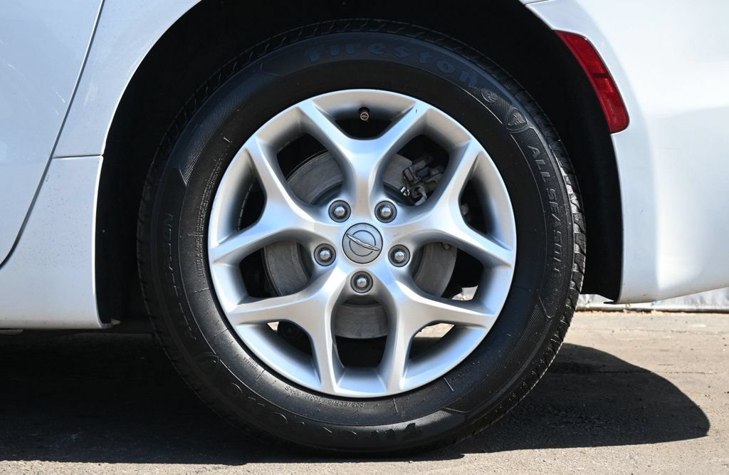 Used 2020 Chrysler Pacifica Touring w/ Tire & Wheel Group FWD image 7
