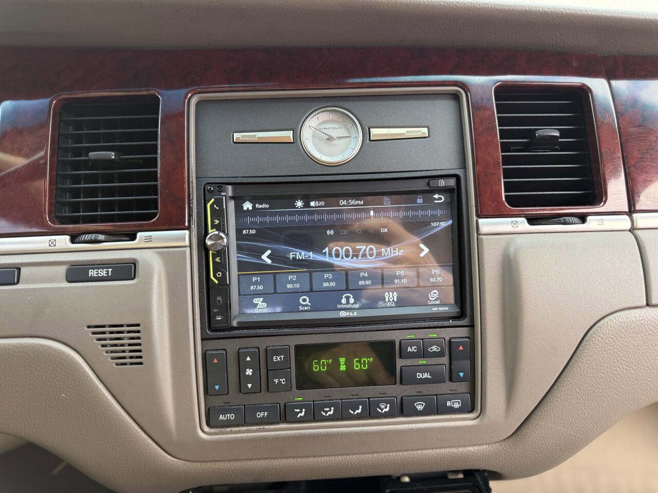 Used 2003 Lincoln Town Car Signature image 25