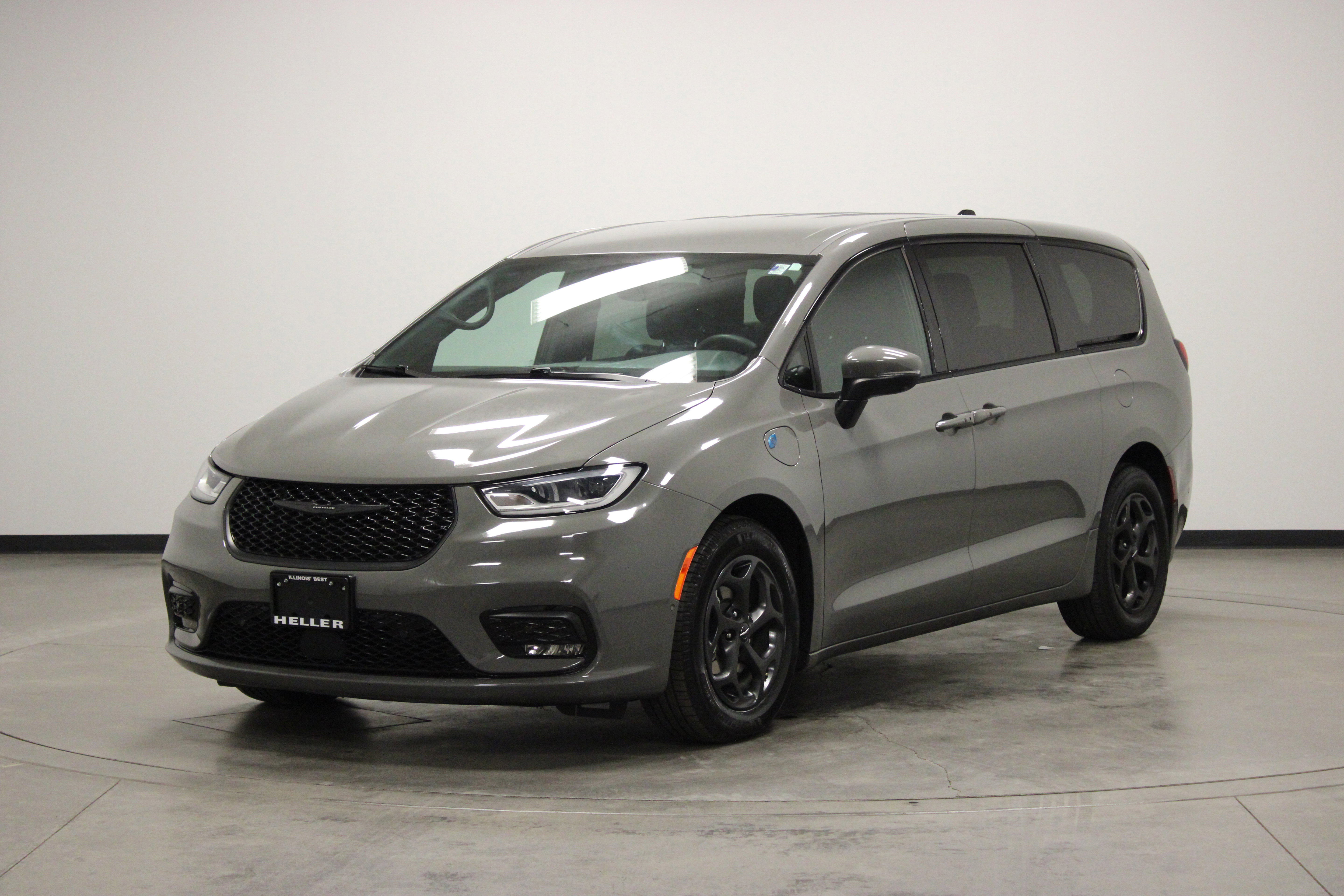 Used 2023 Chrysler Pacifica Touring-L w/ S Appearance Package FWD image 4