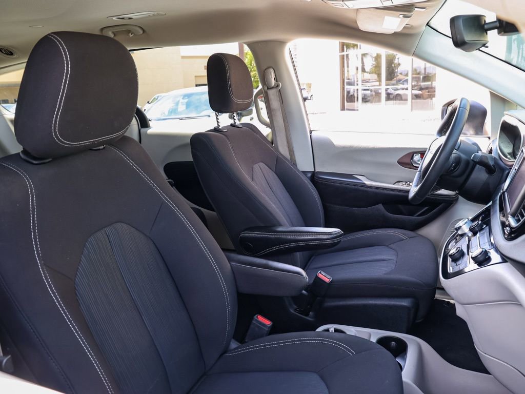 Used 2023 Chrysler Voyager LX image 20
