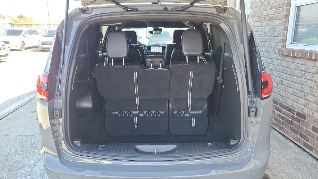 Used 2025 Chrysler Pacifica Select image 10