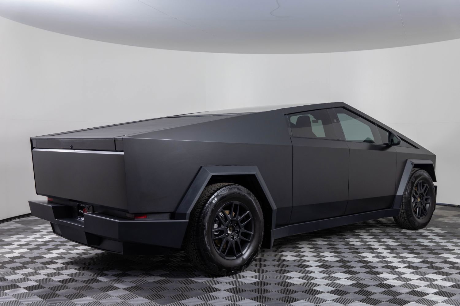 Used 2024 Tesla Cybertruck AWD Crew Cab image 8