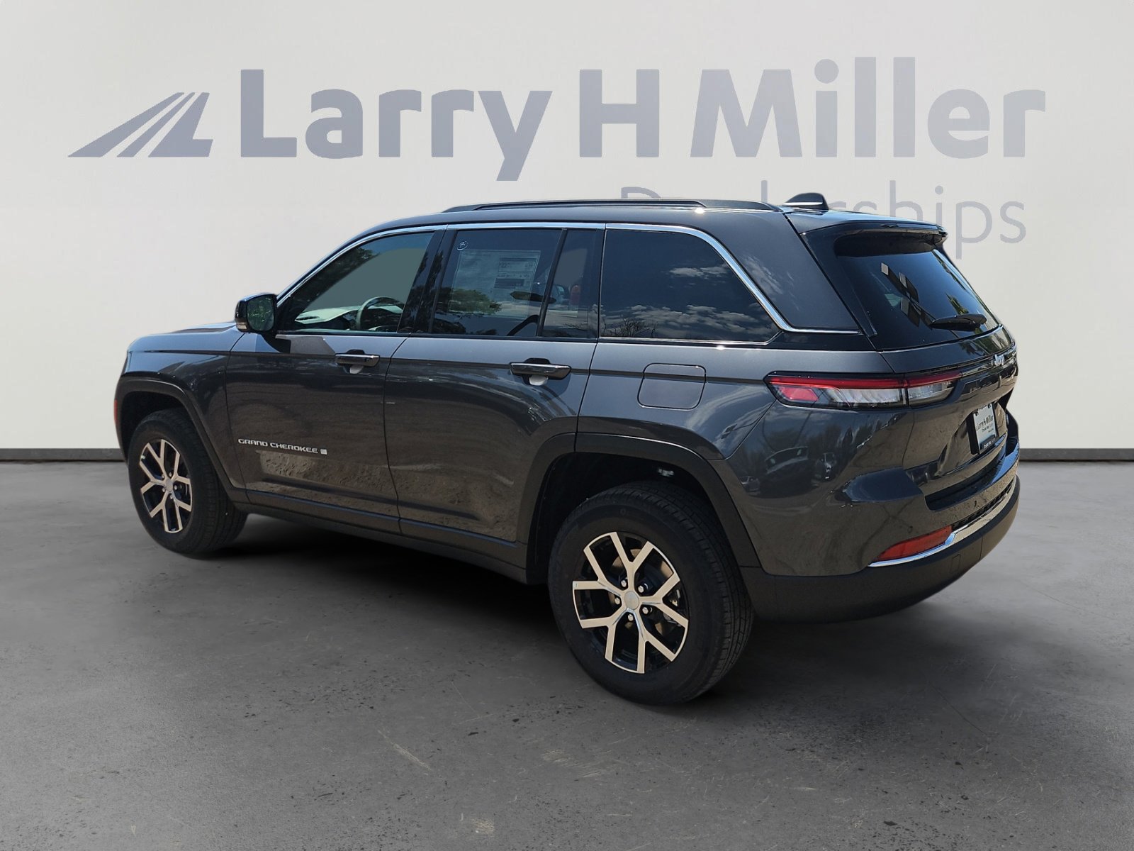 New 2025 Jeep Grand Cherokee Limited w/ Trailer Tow Package image 3