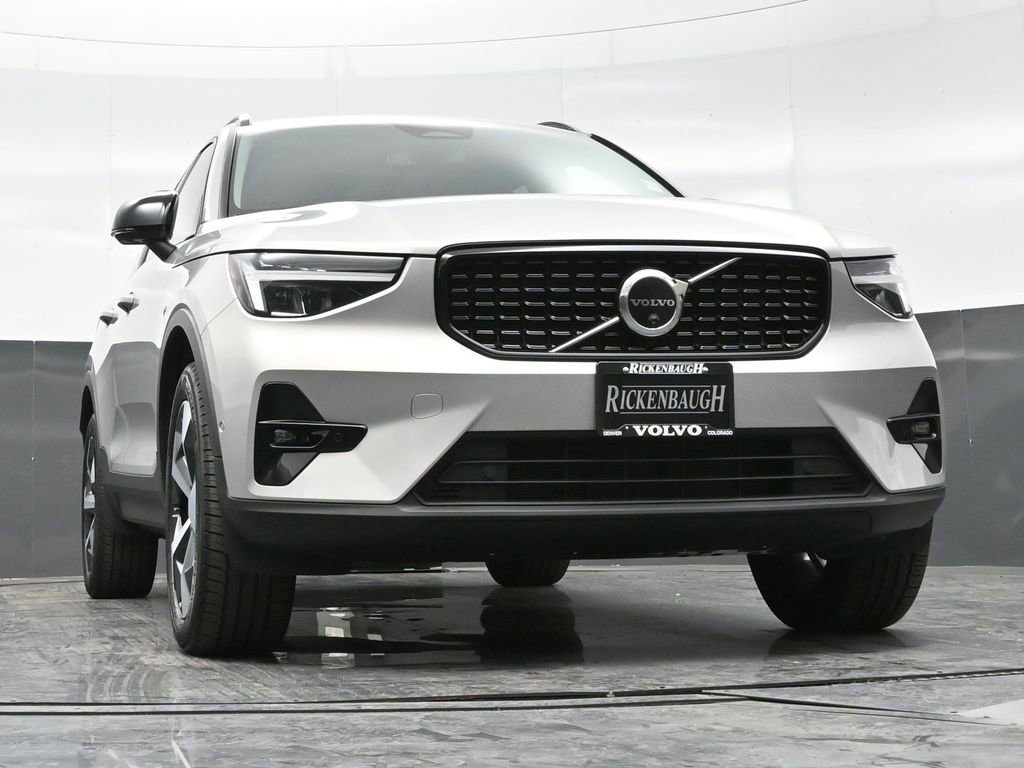 Used 2024 Volvo XC40 B5 Plus image 9