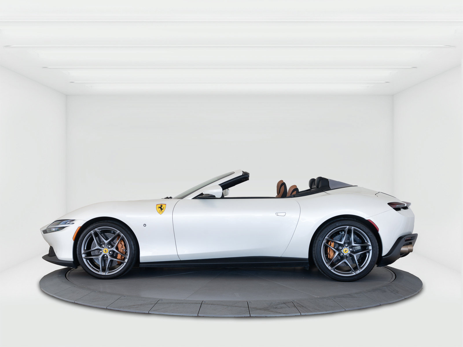 Used 2024 Ferrari Roma Spider RWD image 2
