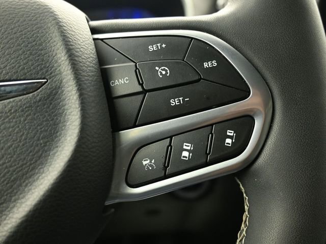 Used 2025 Chrysler Pacifica Select image 14
