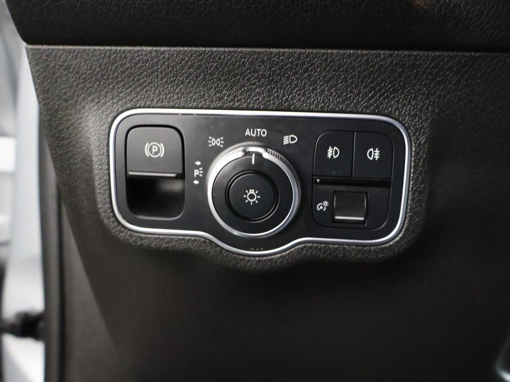 Used 2021 Mercedes-Benz GLB 250 4MATIC w/ Premium Package image 40
