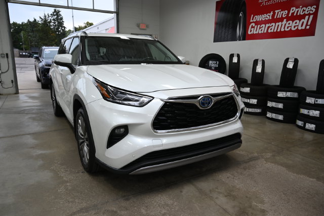 Used 2022 Toyota Highlander Platinum AWD/4WD image 3