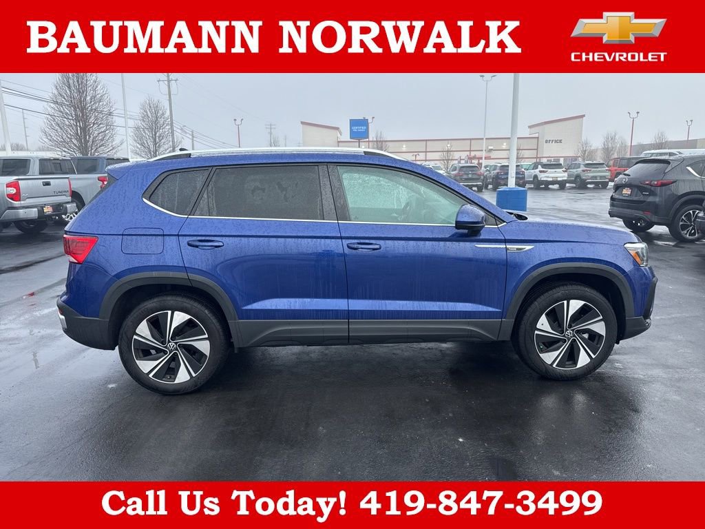 Used 2024 Volkswagen Taos SE w/ Panoramic Sunroof Package image 3