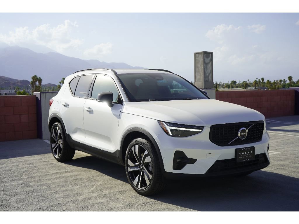New 2026 Volvo XC40 B5 Ultra w/ Climate Package