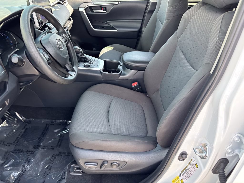 Used 2025 Toyota RAV4 XLE AWD/4WD image 18