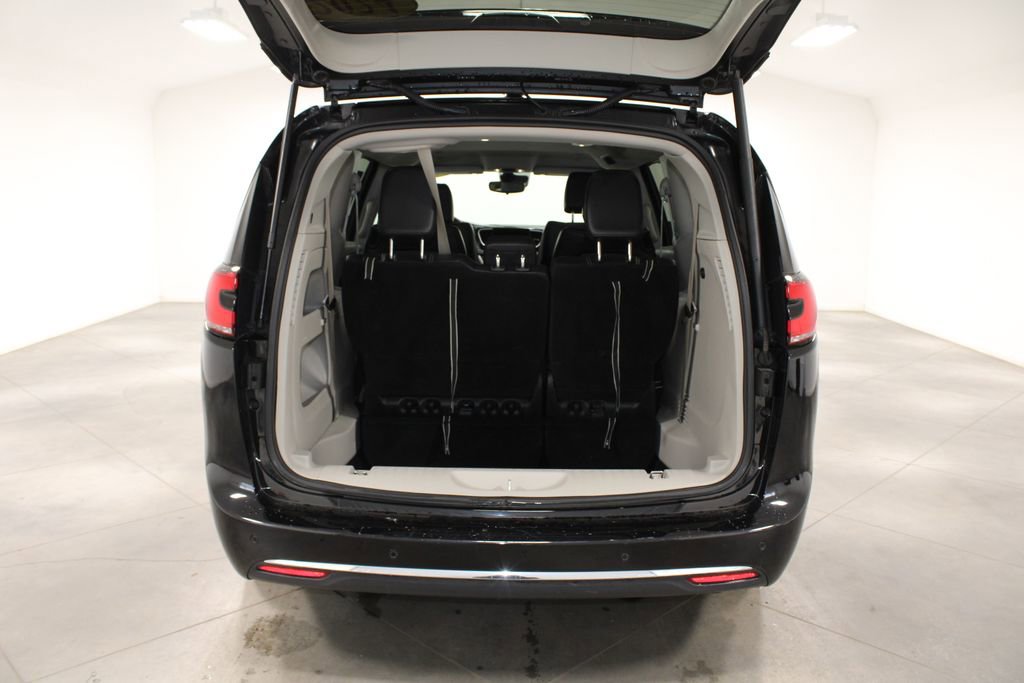 Used 2024 Chrysler Pacifica Touring-L image 14