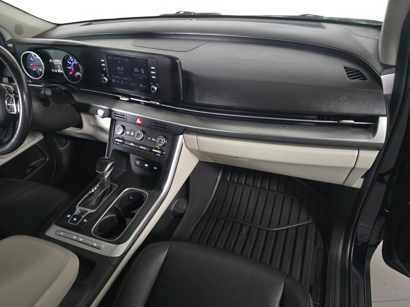 Used 2023 Kia Carnival LX image 22