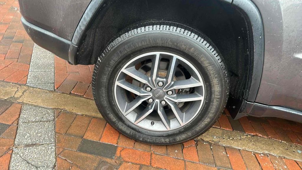 Used 2019 Jeep Grand Cherokee Limited image 10