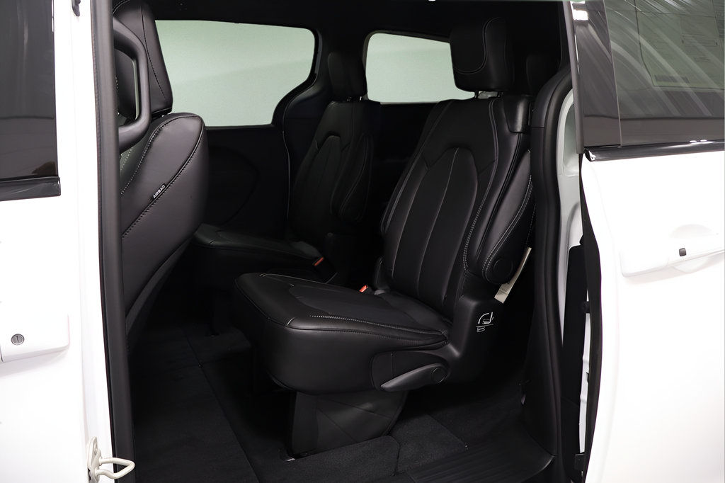 New 2026 Chrysler Pacifica Select w/ S Appearance Package FWD image 11