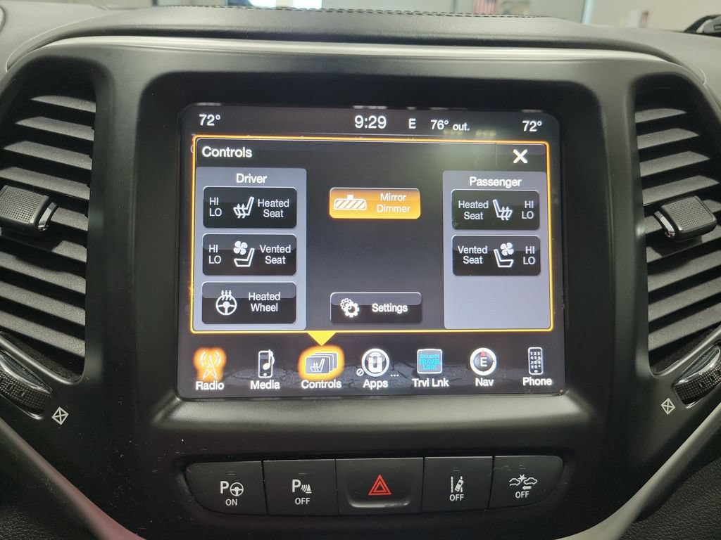 Certified 2018 Jeep Cherokee Overland w/ Technology Group AWD/4WD image 41