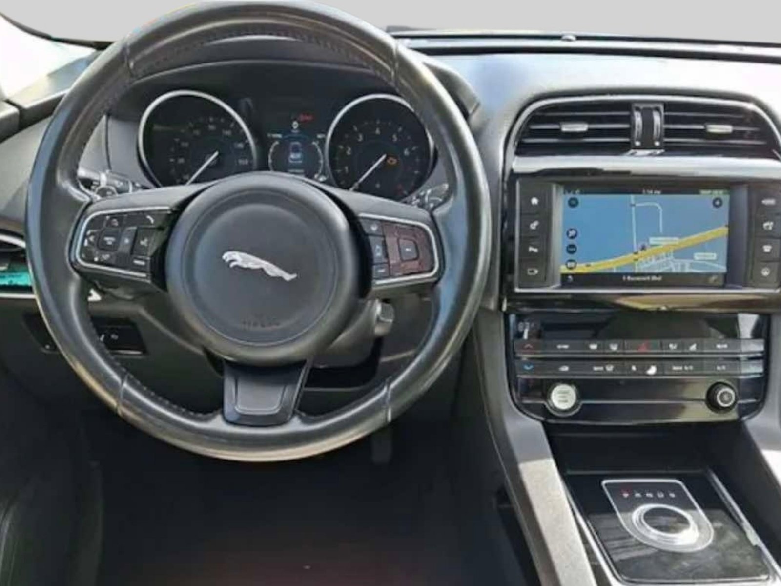 Used 2018 Jaguar F-PACE Premium image 9