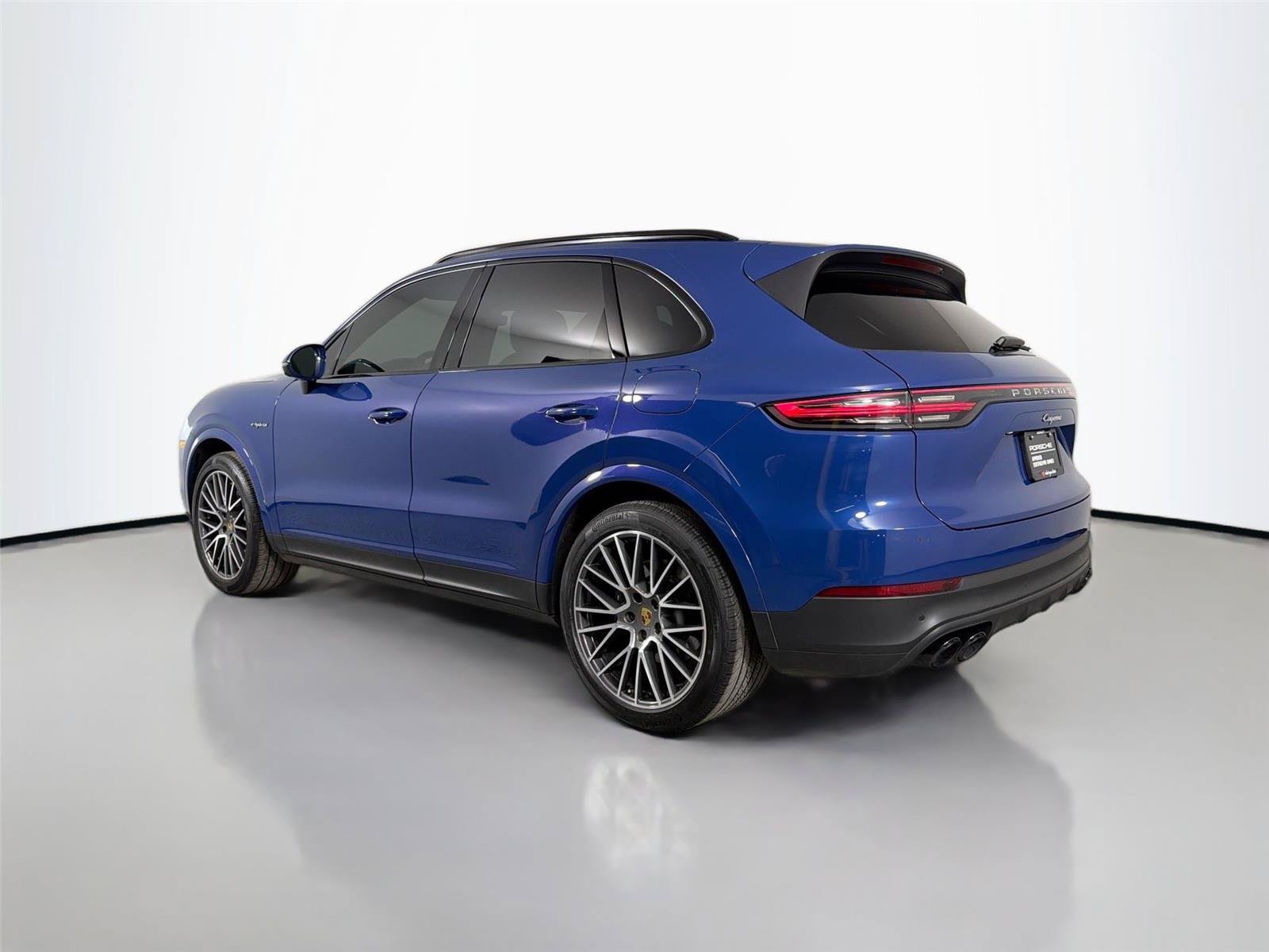 Certified 2022 Porsche Cayenne E-Hybrid AWD/4WD image 3