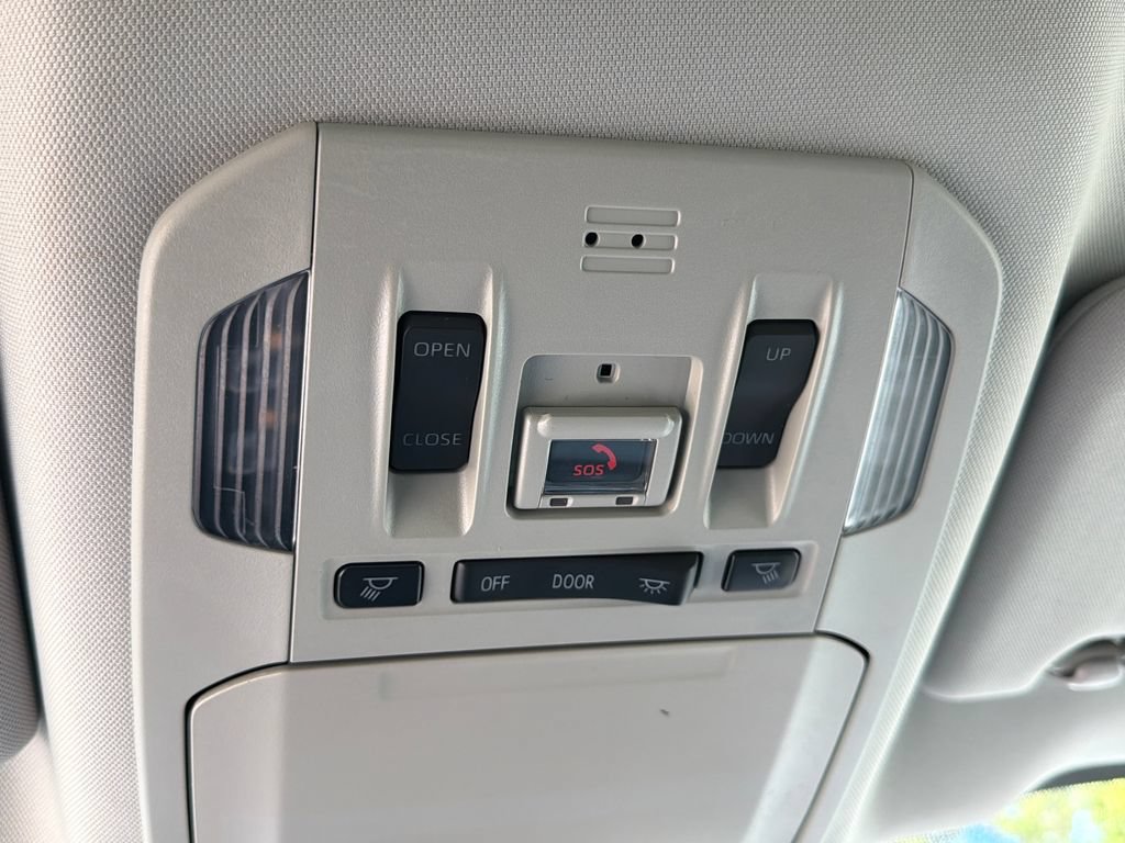 Used 2022 Toyota Highlander XLE AWD/4WD image 32
