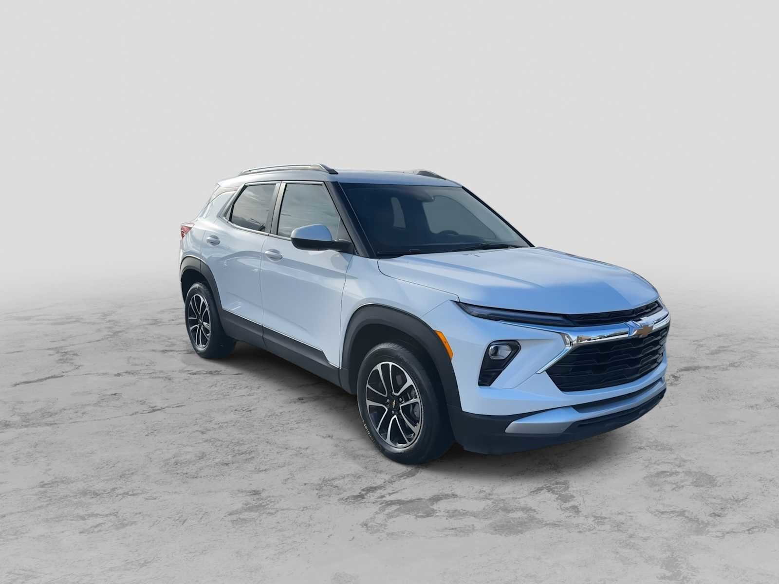 Used 2025 Chevrolet TrailBlazer LT image 2