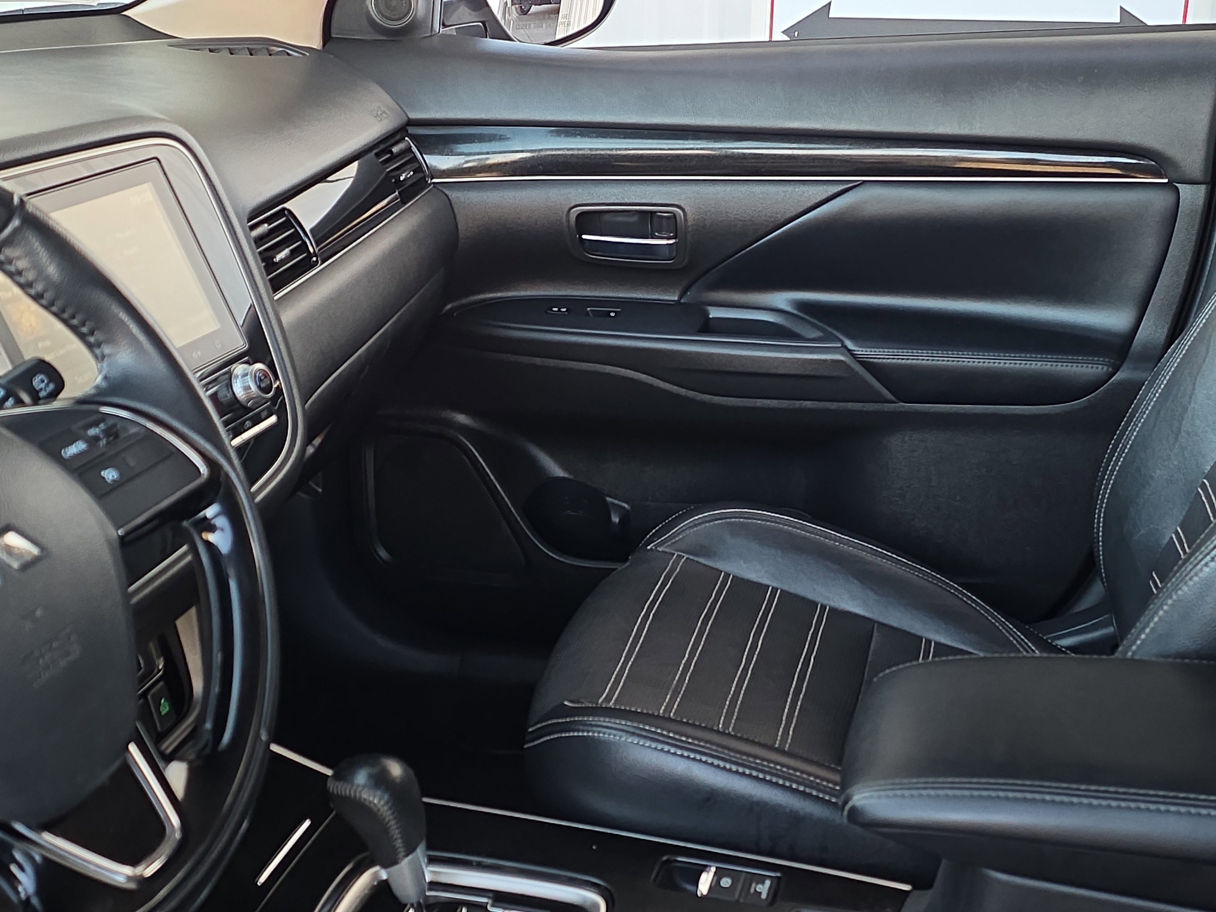 Used 2020 Mitsubishi Outlander SE image 24