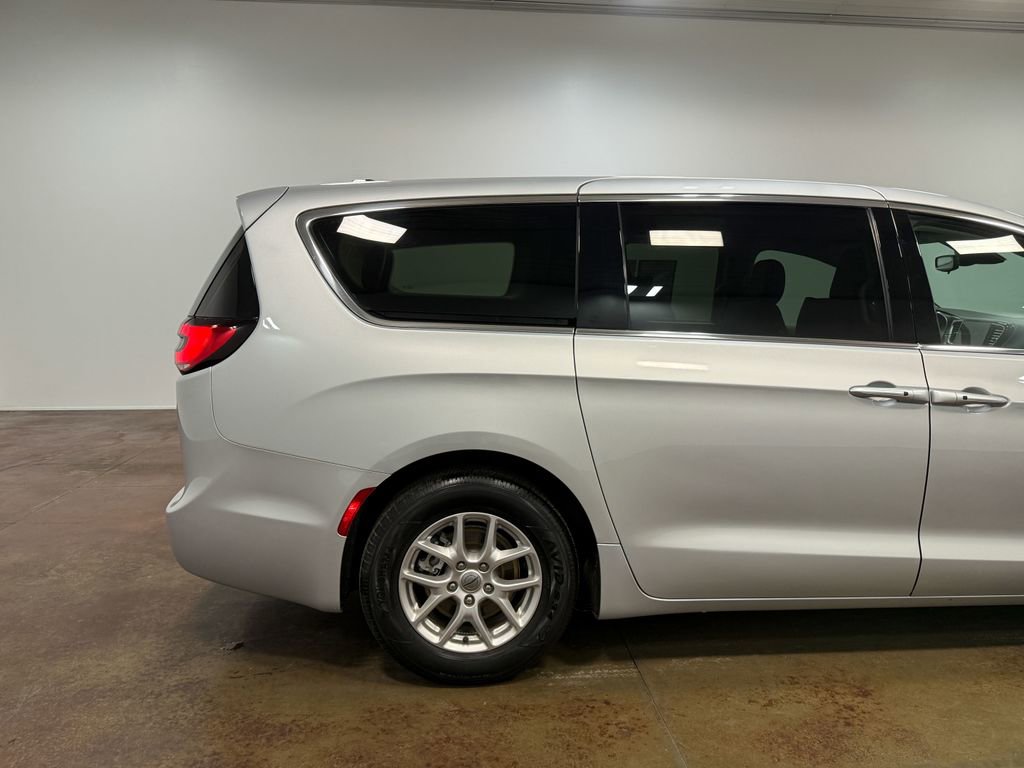 Used 2024 Chrysler Pacifica Touring-L image 33