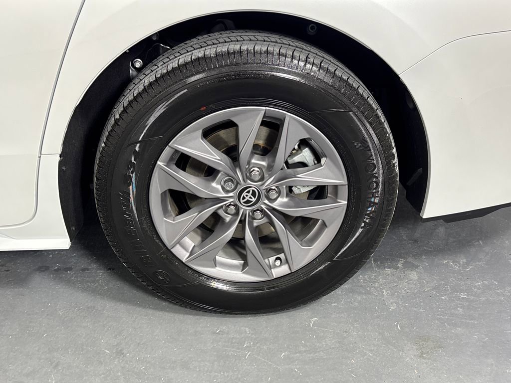 Certified 2026 Toyota Sienna XLE image 32