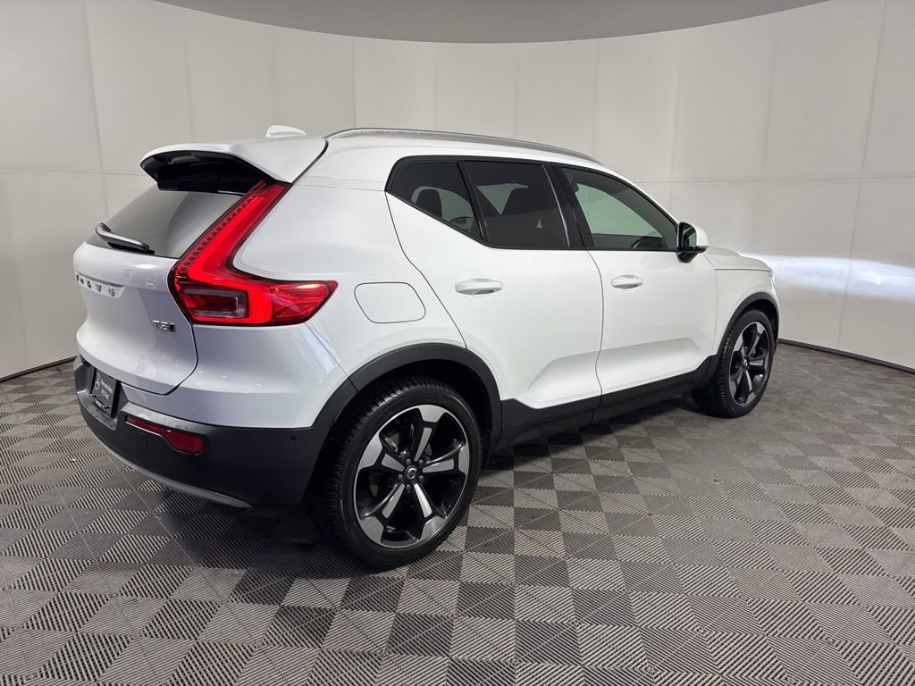 Used 2019 Volvo XC40 T5 Momentum image 5