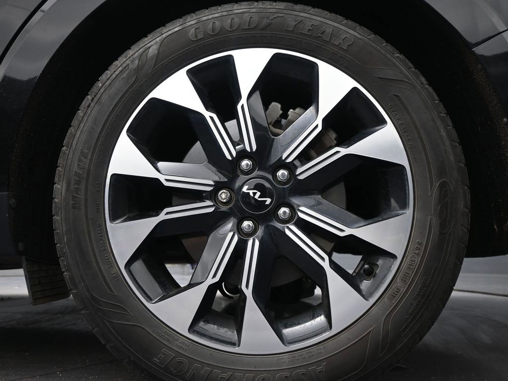 Used 2022 Kia Carnival EX image 9