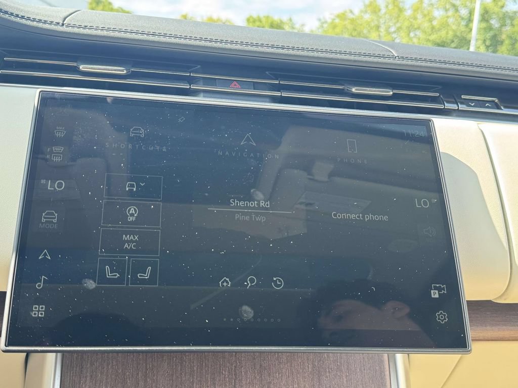 Certified 2025 Land Rover Range Rover SE AWD/4WD image 19