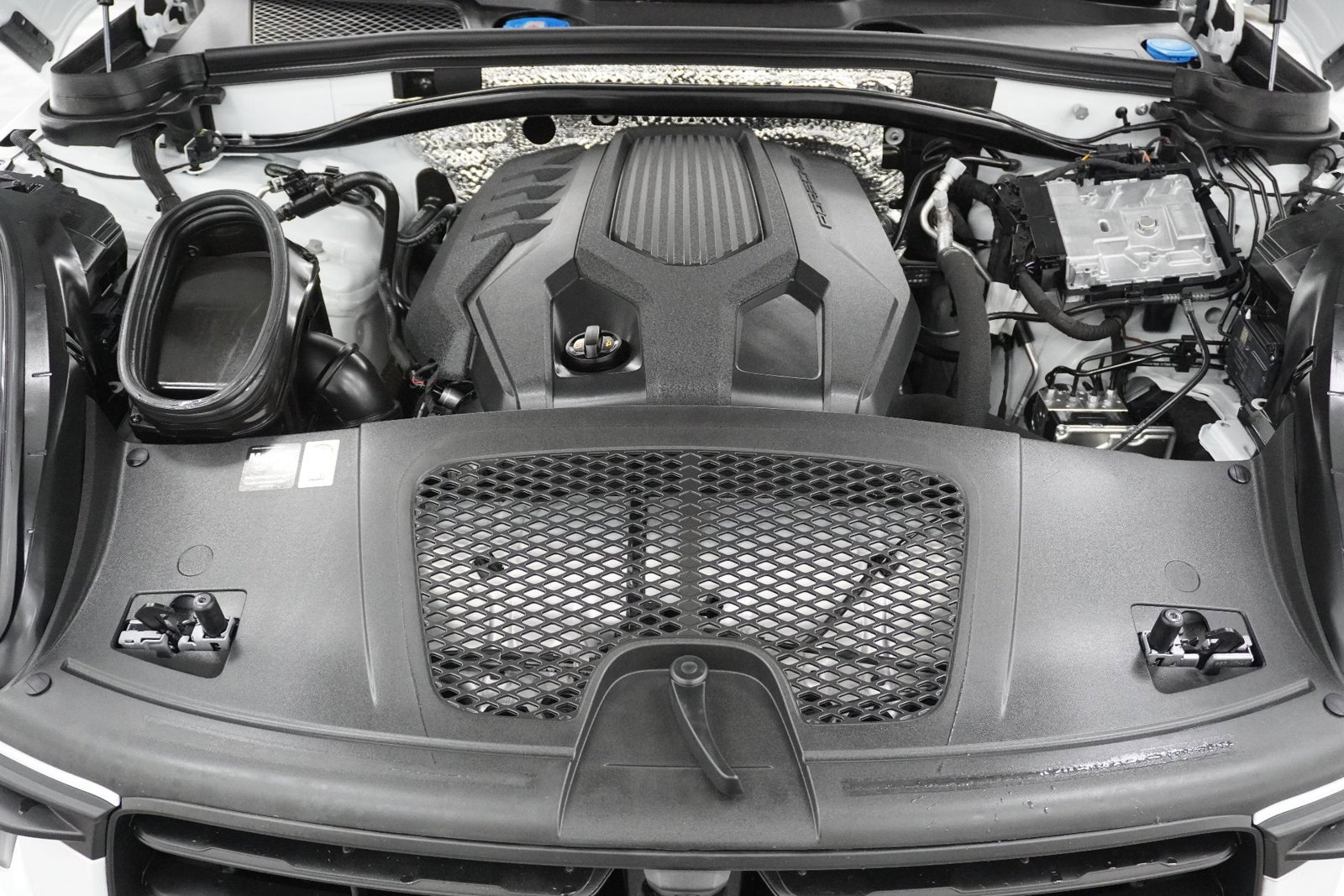 Certified 2025 Porsche Macan AWD/4WD image 16