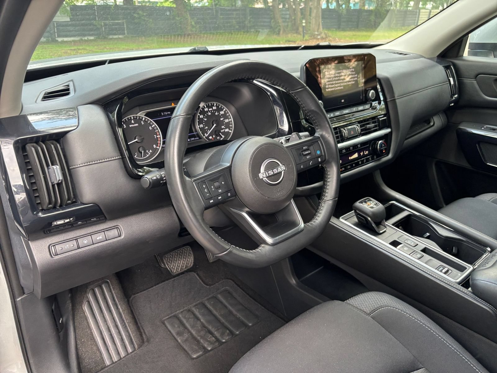 Used 2025 Nissan Pathfinder SV FWD image 36