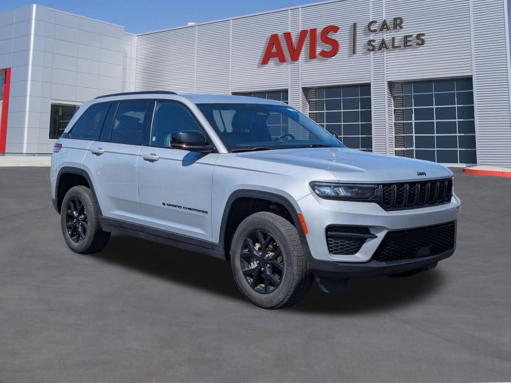 Used 2025 Jeep Grand Cherokee Altitude AWD/4WD image 3