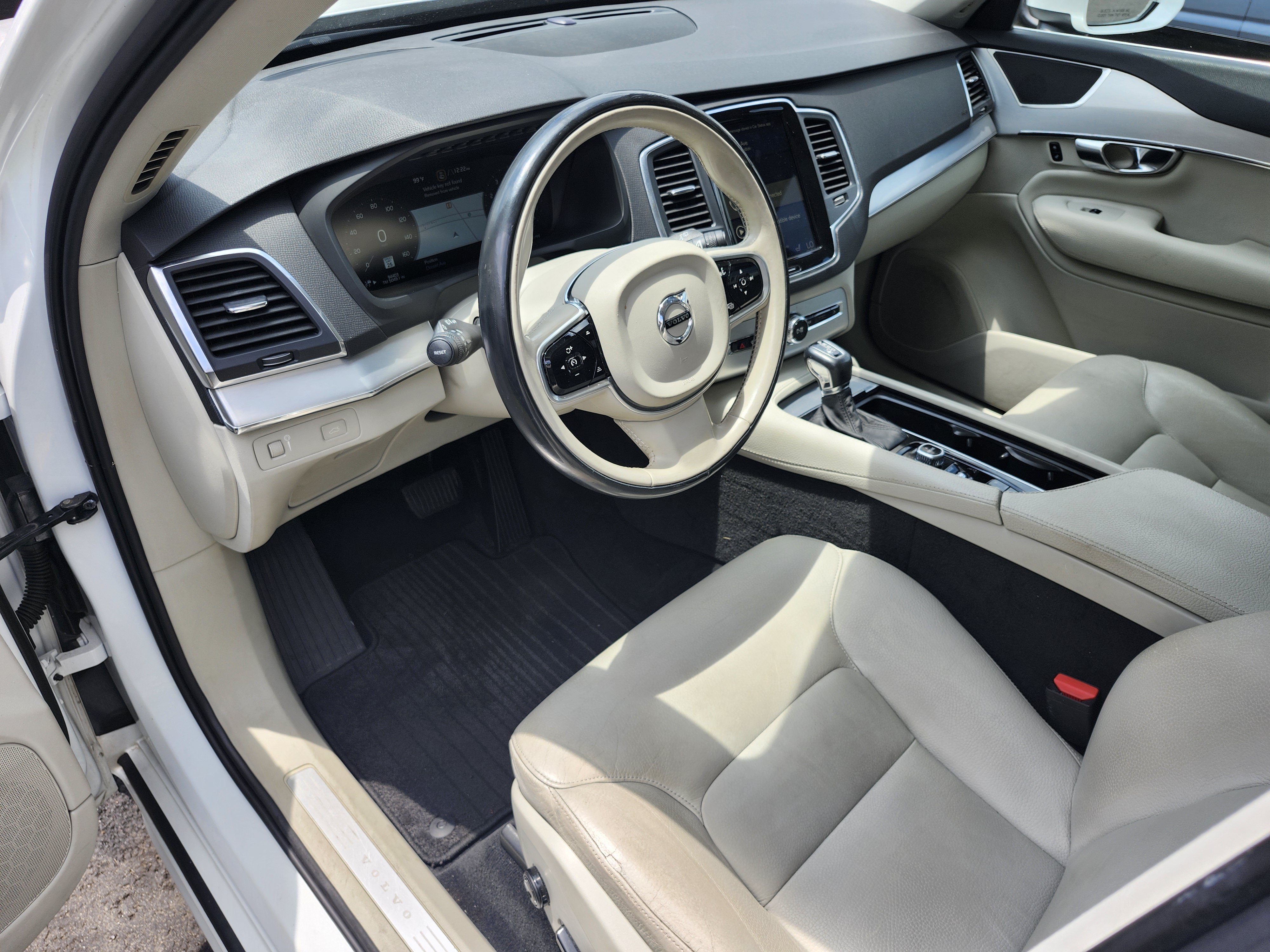 Used 2017 Volvo XC90 T6 Momentum w/ Vision Package AWD/4WD image 4