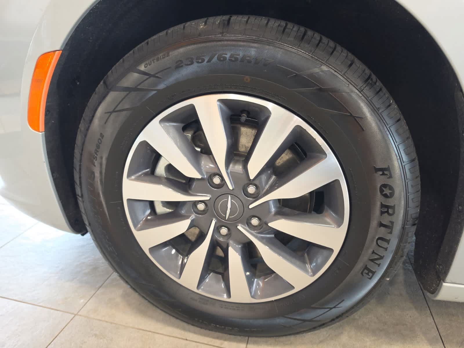 Used 2023 Chrysler Pacifica Limited FWD image 17