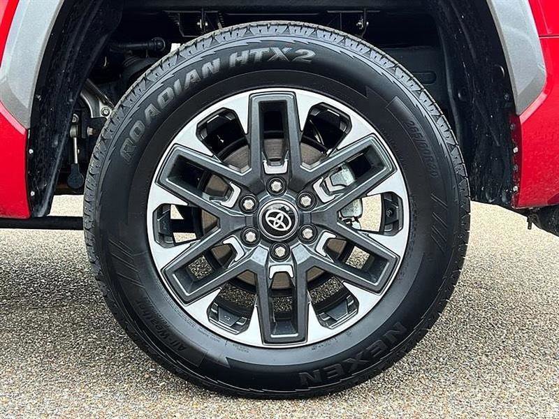 Used 2025 Toyota Tundra Limited AWD/4WD image 47